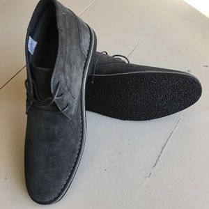 Men’s 9.5 Steve Madden dark grey suede chukka